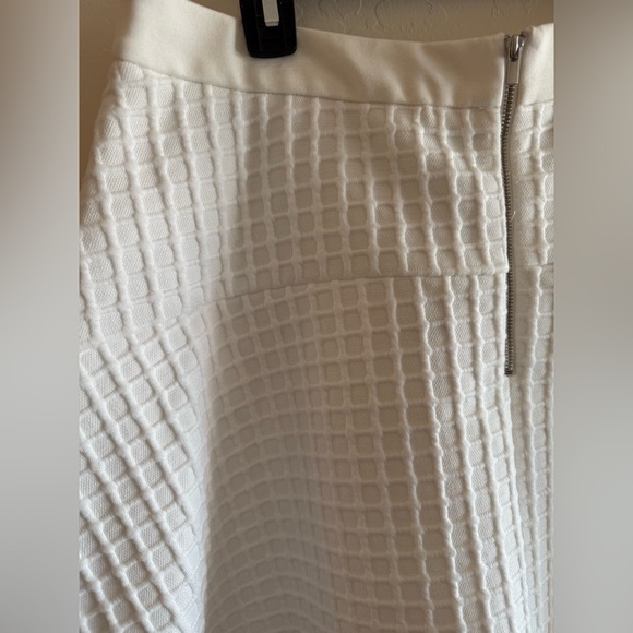 Banana Republic, size 12, white fit and flare quilted skirt - Picture 8 of 10